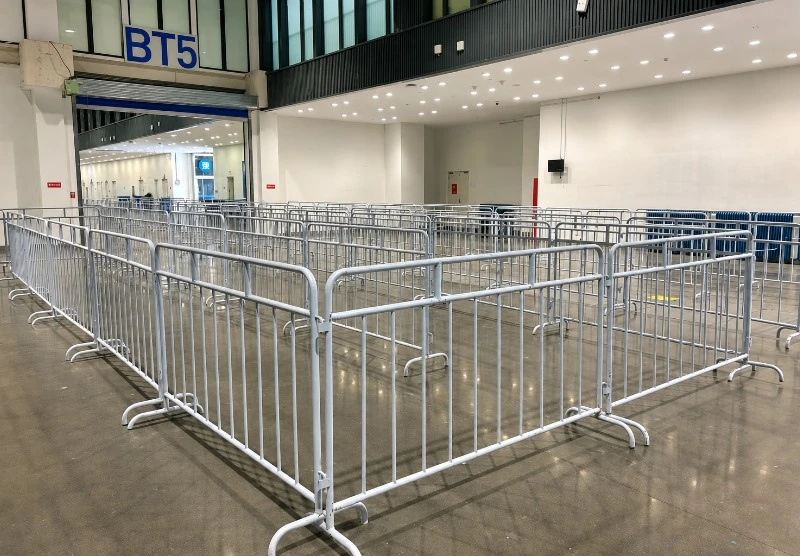 Барьеры для управления очередями на входе в стадион