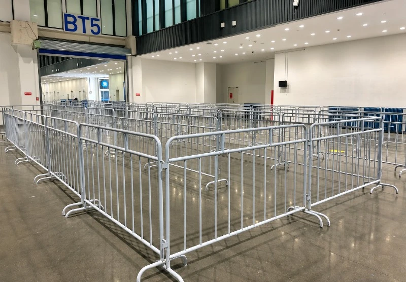 Система заграждения очереди в крытом выставочном зале
